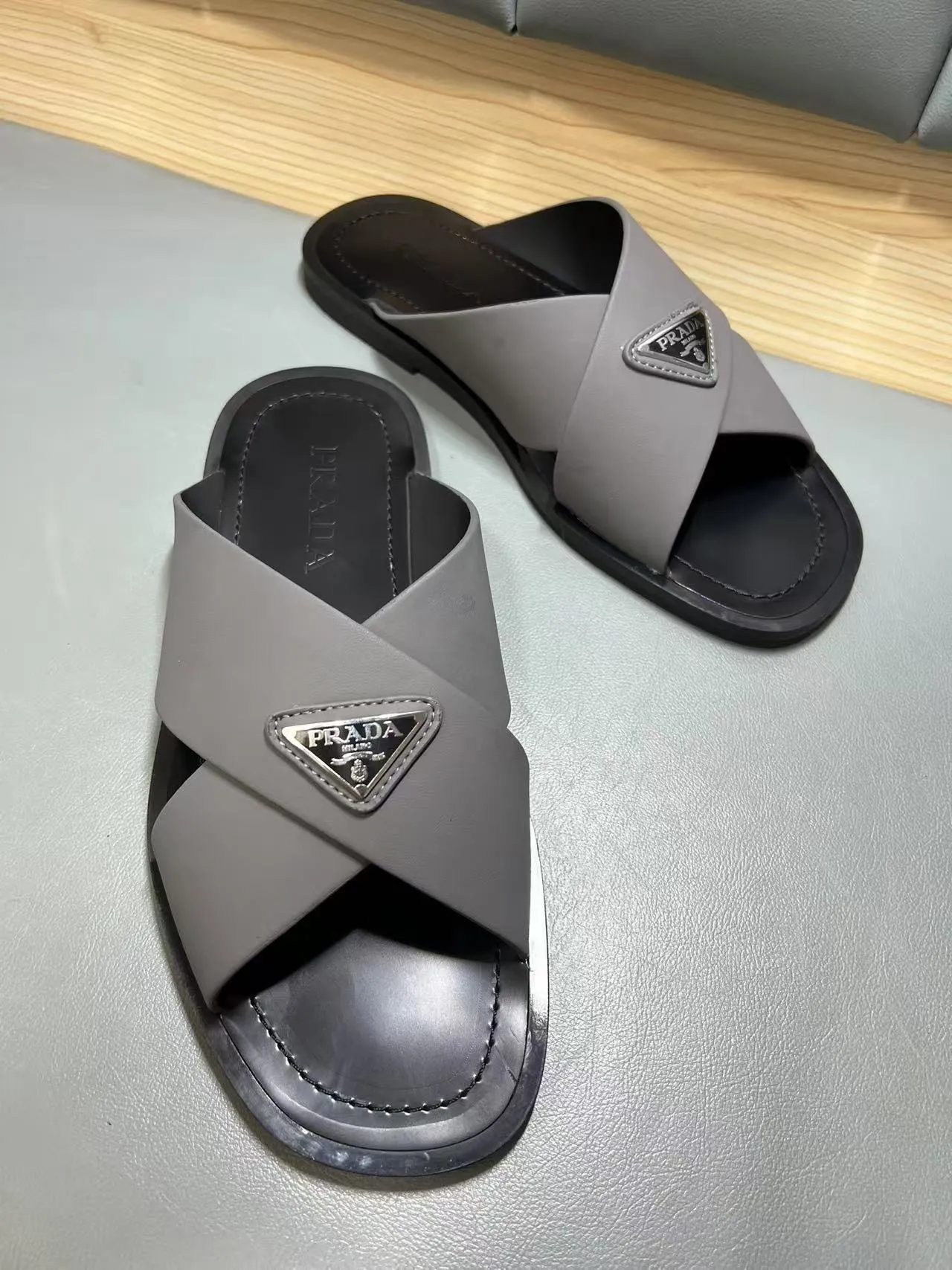 340💰PRADA Prada’s latest slippers are synchronized with the official website. This slipper is made of the brand’s unique and iconic Saffiano leather. The brand logo jumps out from the double straps, and the brand style is clearly visible. Cowhide gives men elegant charm and functional design, making it an ideal choice for vacation and leisure. Size:38-45
